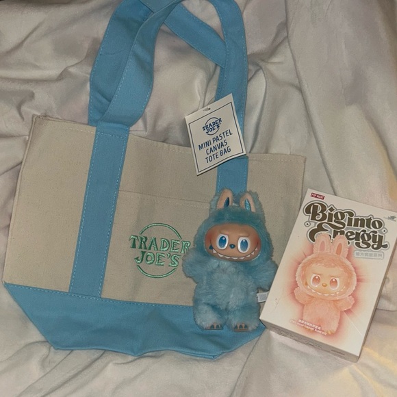 Trader Joes mini tote & Popmart Big Into Energy Unopened Hope Labubu - Picture 1 of 3
